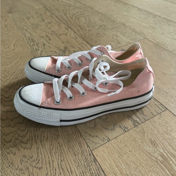 Converse Girls Low Top Sneaker Size 3 - Picture 1 of 4